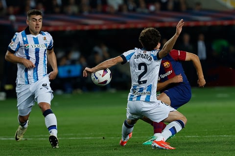 Ball hits the arm of Alvaro Odriozola 